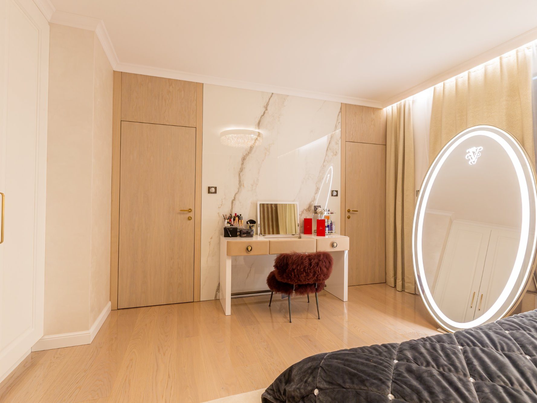 Kozmetický stolík Alberta